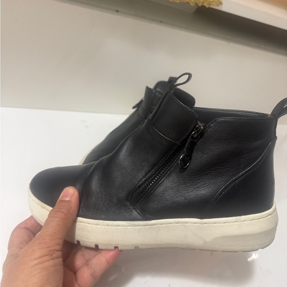 Leather ankle boot sneaker, Vionic
Brinkley Black Leather High-Top Sneakers - Picture 6 of 16